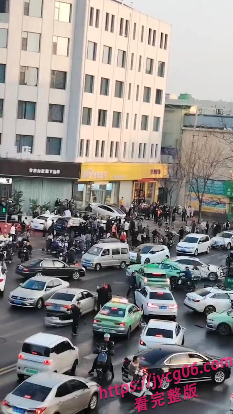 山西蔚来车主酒驾连撞6车！现场混乱幸无人伤亡！ 配图4