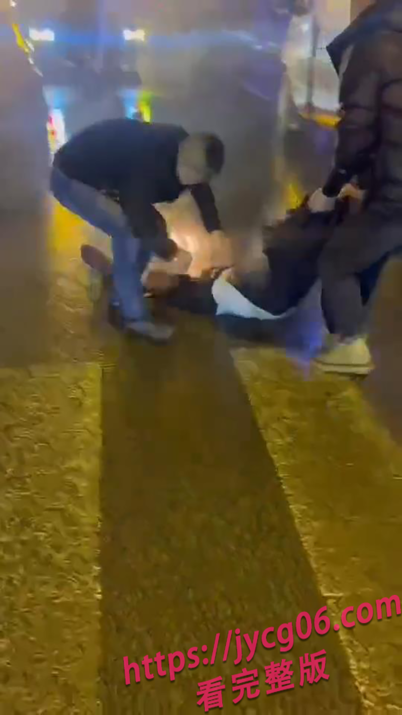生死拉锯战！四川五通桥车祸现场起火！路人用双手托起生命通道！ 配图5