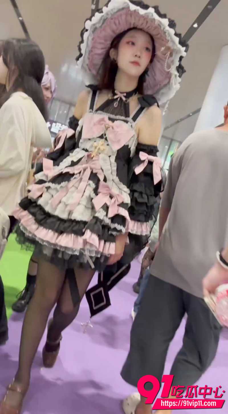 漫展抄底黑丝洛丽塔美女 黑丝美臀白色一线天丁字裤紧紧勒进嫩穴 肉唇鼓起湿润痕迹明显超级诱人!