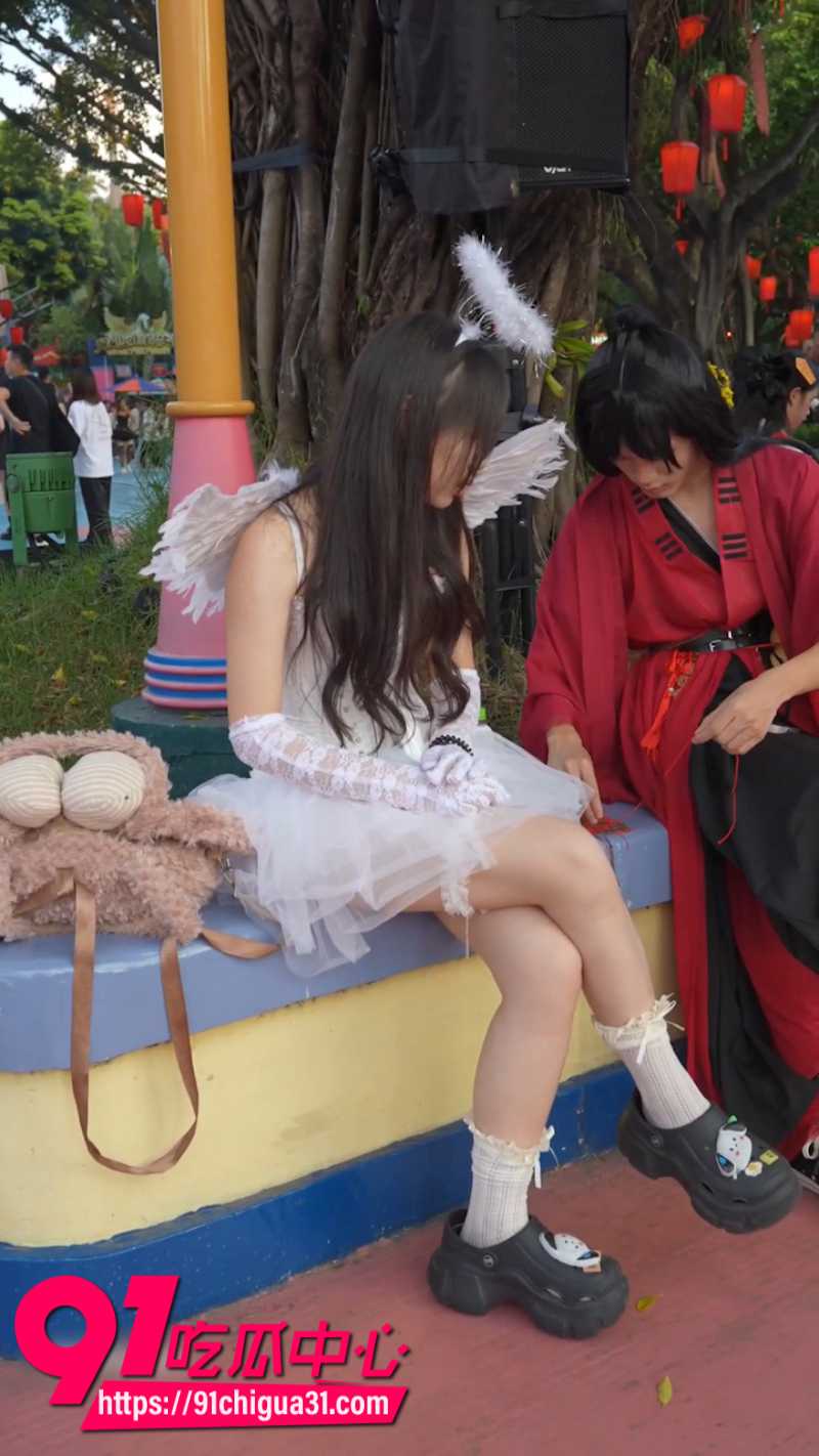 抄底大神极限偷拍游乐园NPC美女 妹子天使裙下的蓝色内裤走光 翘臀长腿一览无余