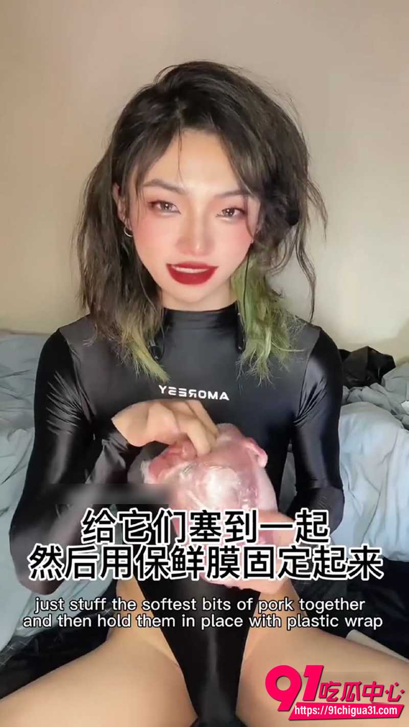 TS伪娘cd小樱 生猪肉自制超逼真飞机杯 湿滑紧致肉穴包裹全程猛撸！