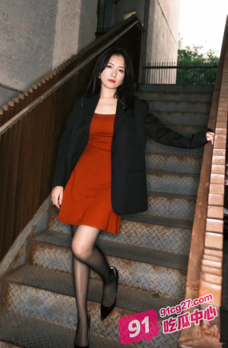 母子乱伦之爆操丈母娘 让她带上狗项圈 再把精液射进她的屁眼！
