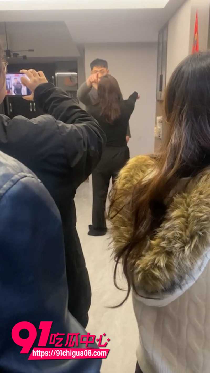 潮汕帽子叔叔出轨被原配抓奸在床5