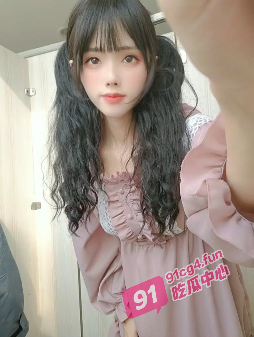 纯欲天花板～极品双马尾萝莉学生妹在公厕露出玩自拍 这奶子真好看！