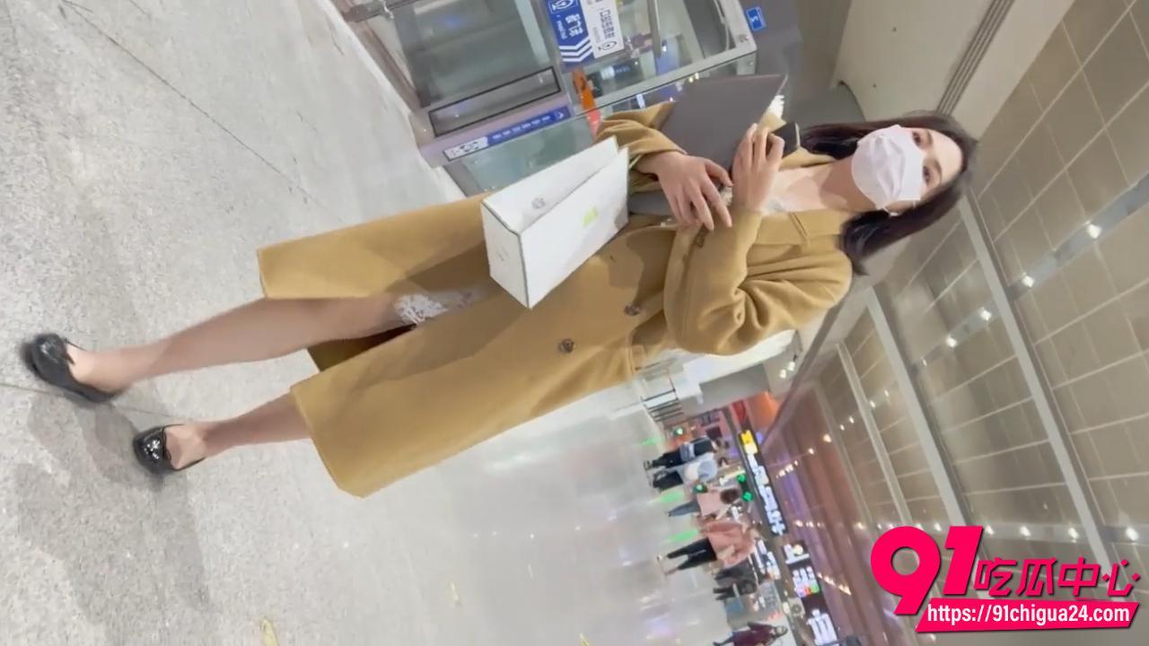 商场偷拍人妻大衣下藏白色蕾丝连衣裙2 商场偷拍人妻大衣下藏白色蕾丝连衣裙2