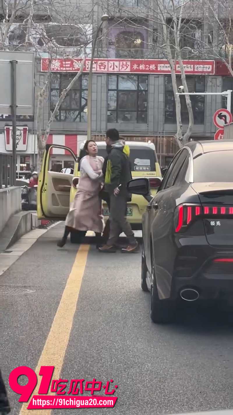 江苏扬州男司机和女司机发生剐蹭后扇了女的一巴掌1