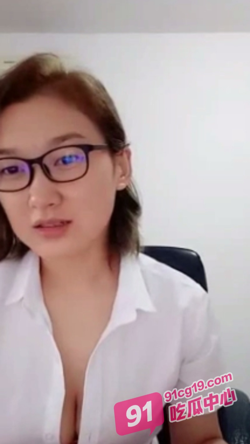 女老师放假期间直播做爱 被家长录屏曝光 冲上头条热搜!