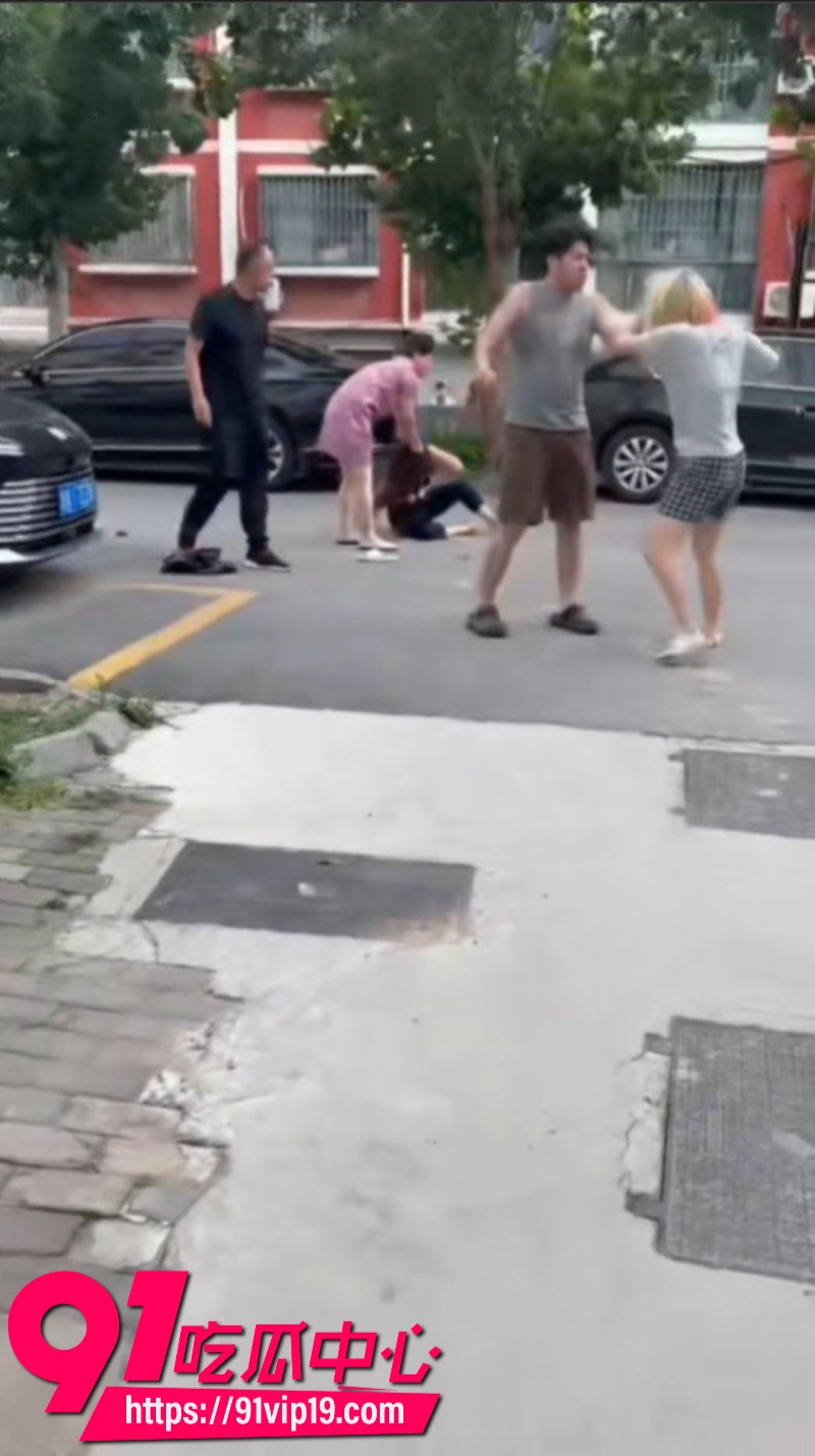 山东德州乐陵嘉诚黄金水岸小区发生一起持刀抓小三事件1