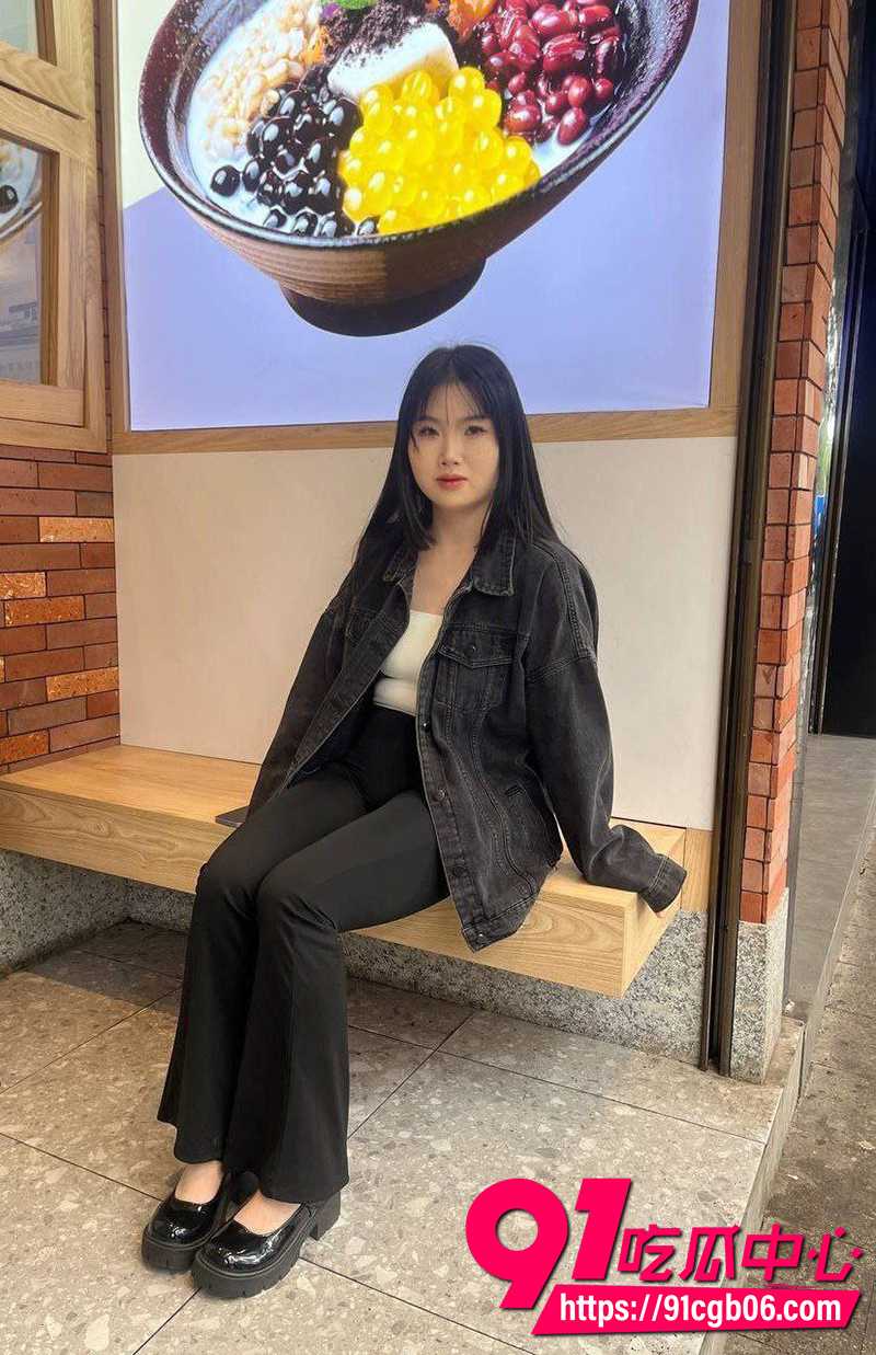 Soul勾搭学设计微胖妹子 一边女上爆操一边工作 足交口爆内射SM初探 画面超炸!