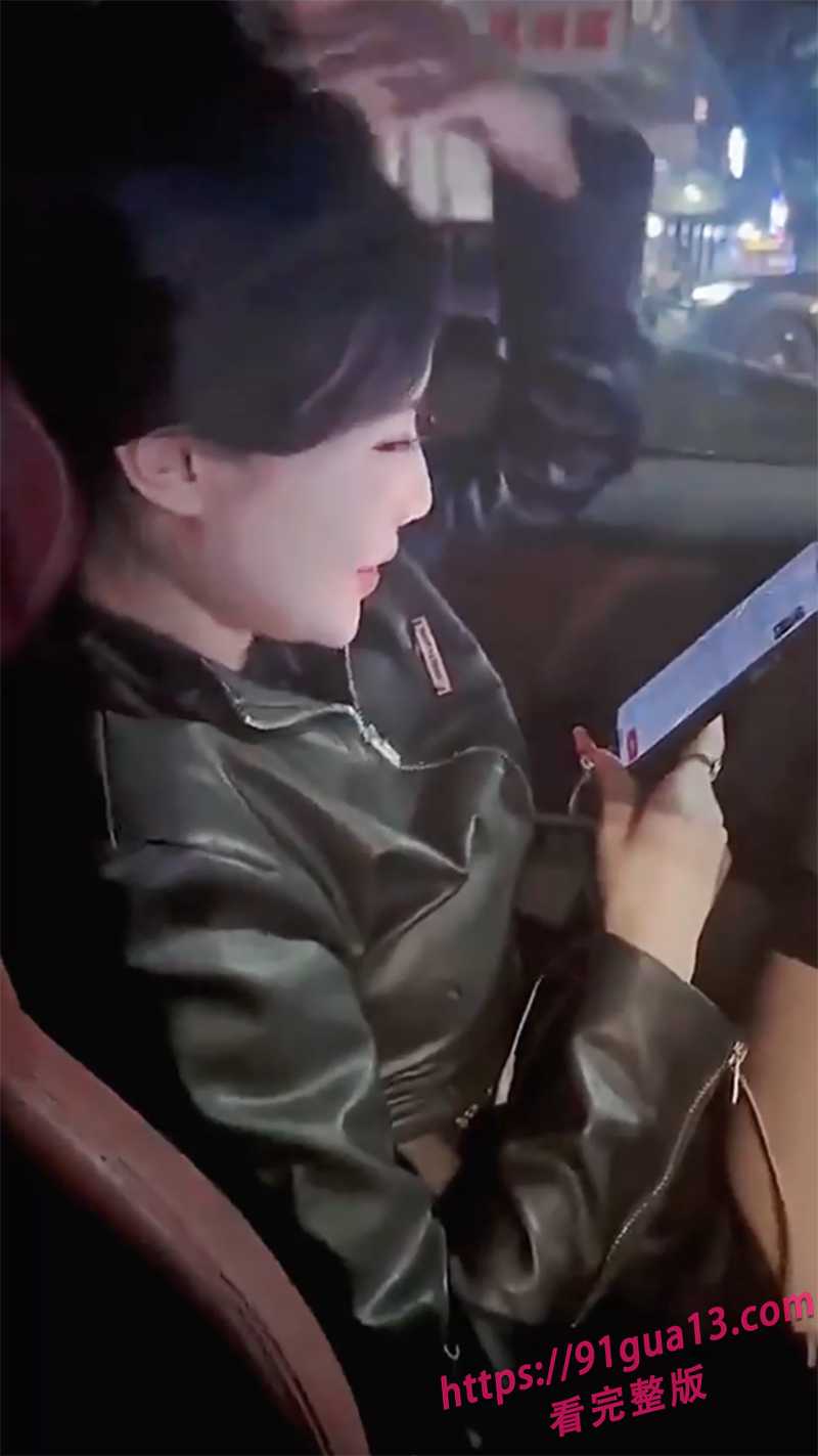 东莞酒吧舞女被约出开房！插入就自动转圈！带给你极致性爱体验～