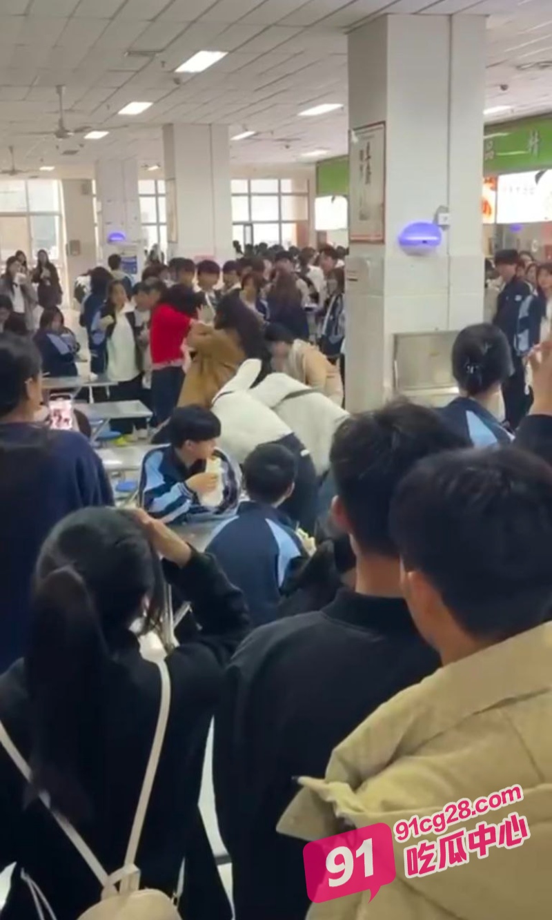 武汉市第二中学食堂女生打架事件 4名女同学互掐嫩乳裸露 现场混乱不堪！