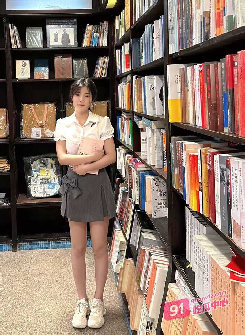甜美双马尾骚货酱梓菜 被包养调教沦为母狗 骚舞足交样样精！