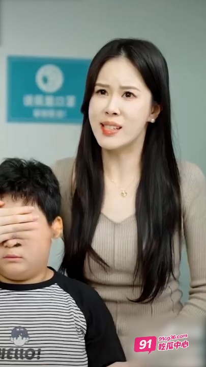 儿子跟亲妈耍流氓又摸大腿又看内裤 始作俑者竟是婆婆太淫荡 配图3