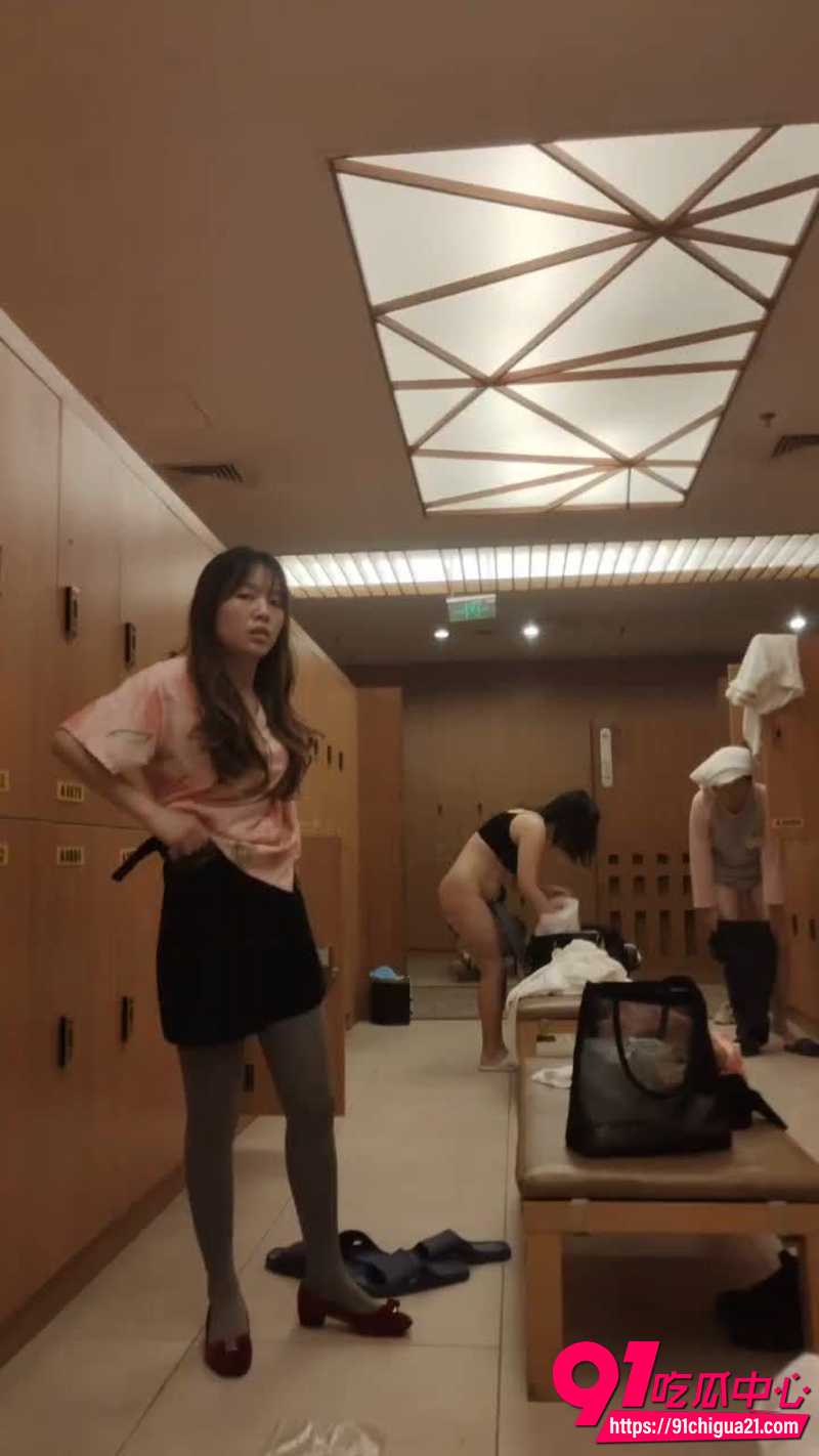 洗浴中心女更衣室偷拍 各种美人少妇全裸玉体 简直是男人梦中情地!