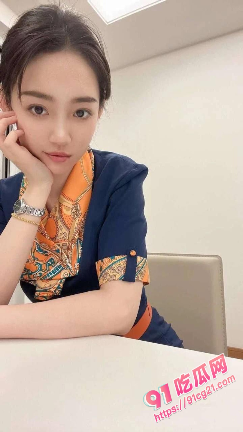 青岛航空乘务长张颖 脚踏多条船 吞吐不同资本大佬的肉棒！ 配图