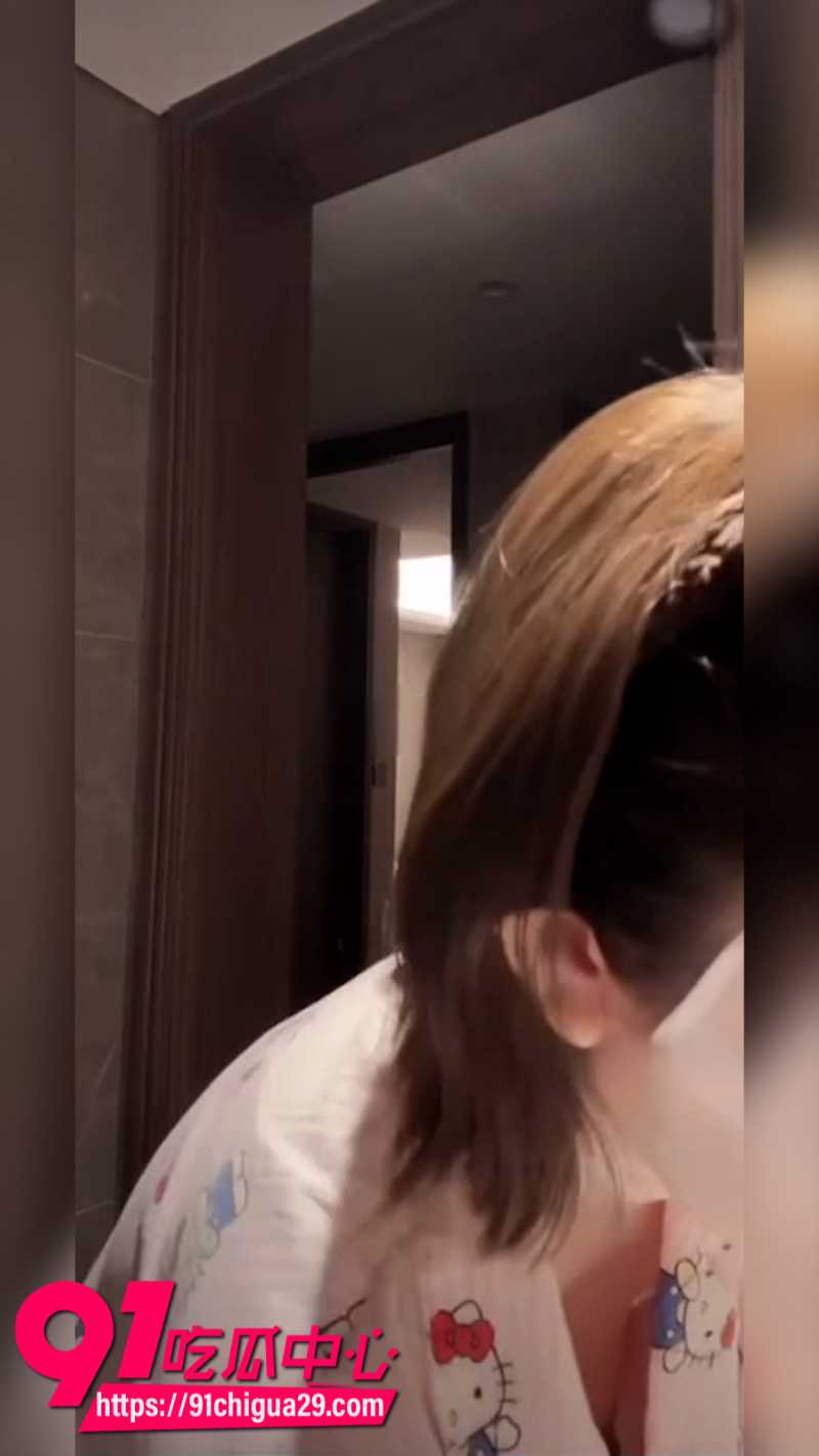 抖音170万粉丝网红梦希直播洗手不慎走光1