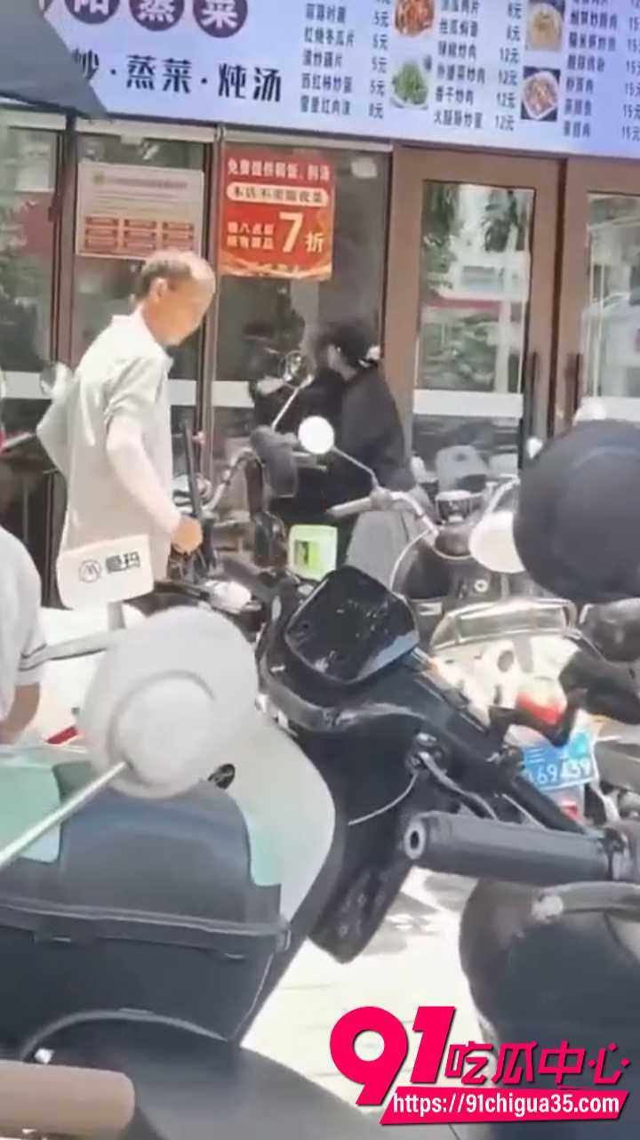海南三亚正妻街头抓小三5