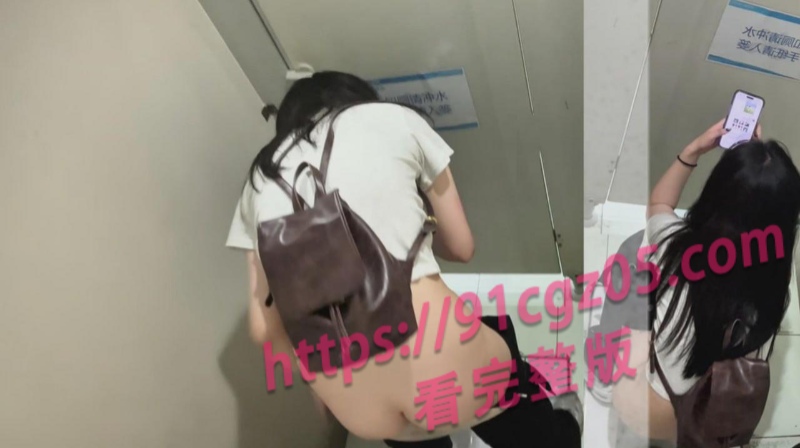 大二舞蹈生被贴B偷拍 女主怒踢门狂喊抓贼 场面混乱火爆异常