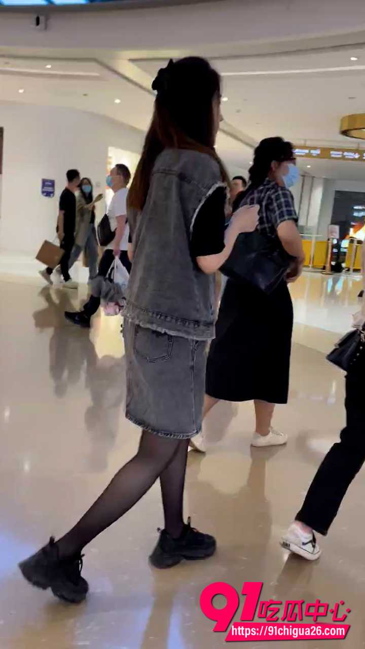 商场偷拍黑丝美女抄底走光 灰色牛仔裙下藏着粉色蕾丝内裤 肥美大屁股晃得人眼直