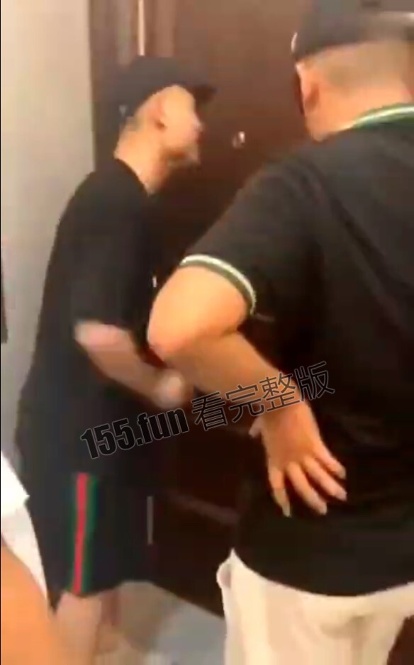 四川成都 男子带人抓奸 竟然发现自己老婆两男一女玩3P 场面极度混乱