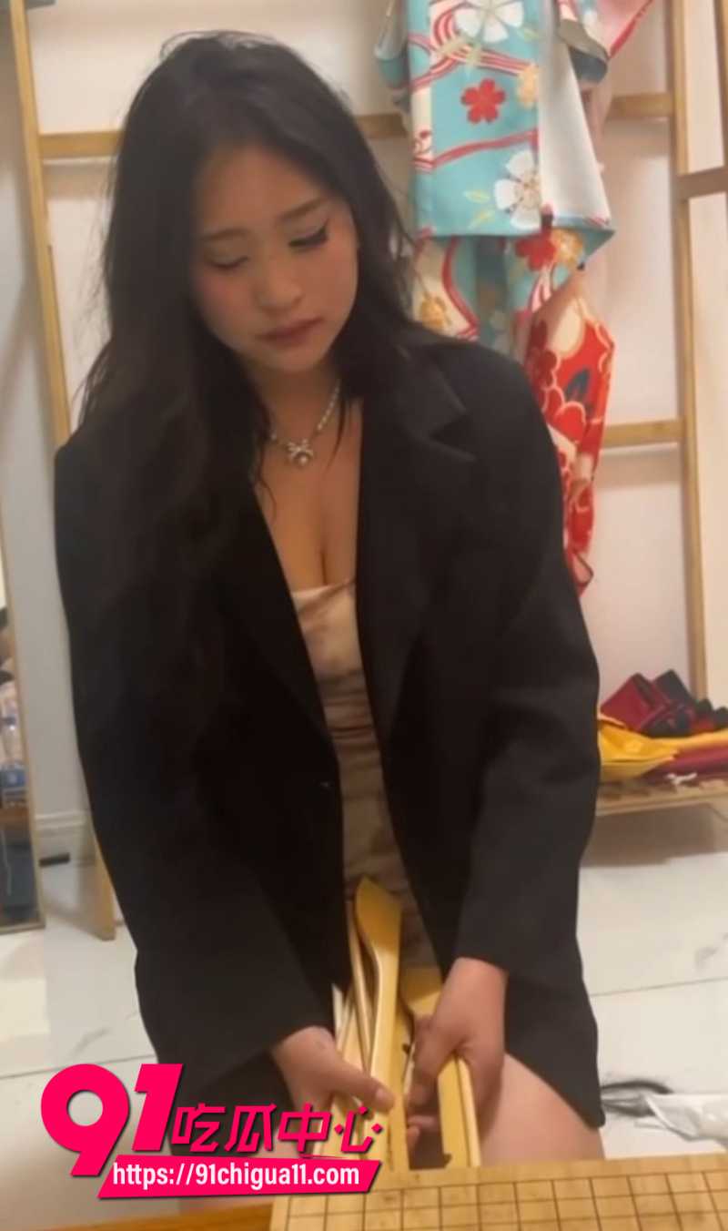 甘肃黑衣女大学生被精神小妹霸凌暴打2 甘肃黑衣女大学生被精神小妹霸凌暴打2