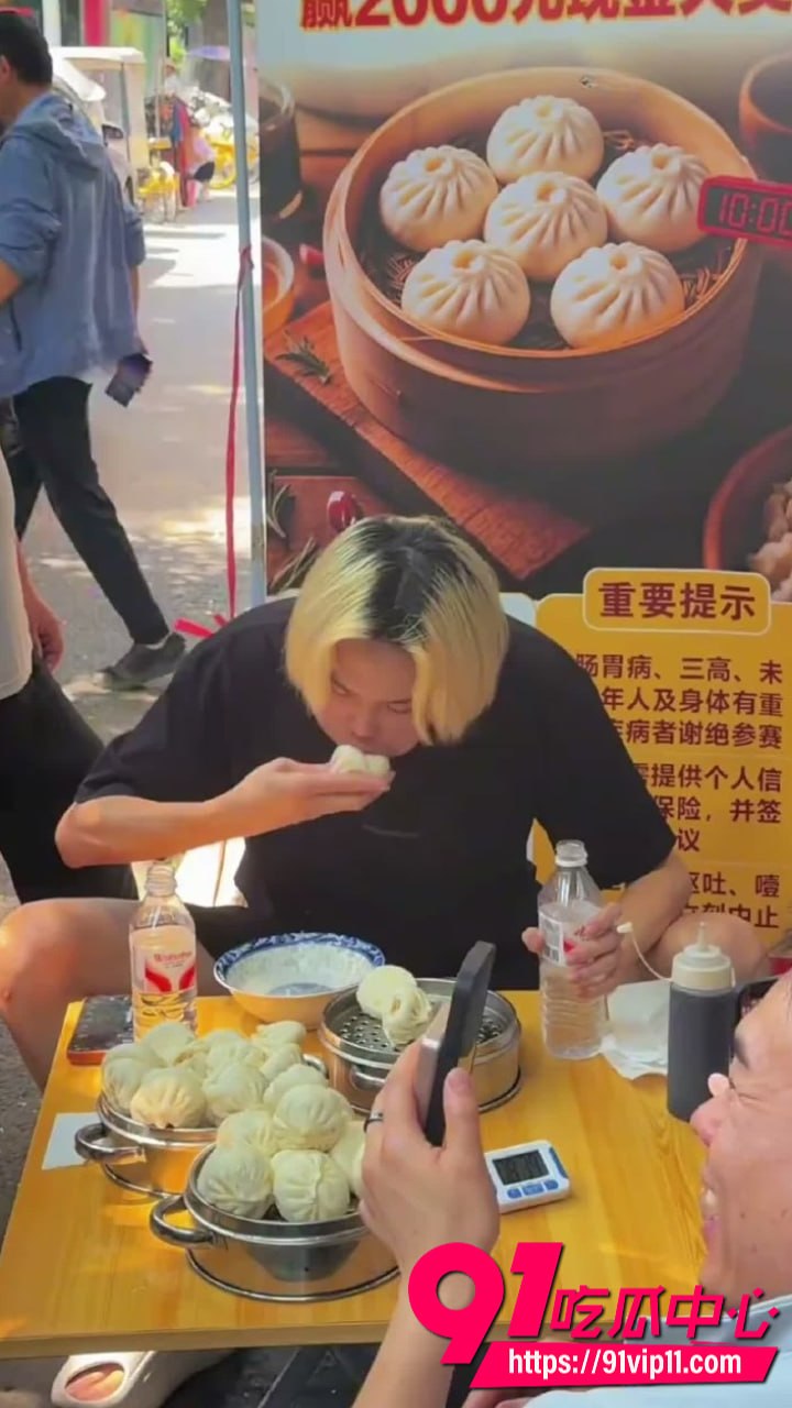 小哥街头挑战10分钟吃10笼大包子2 2