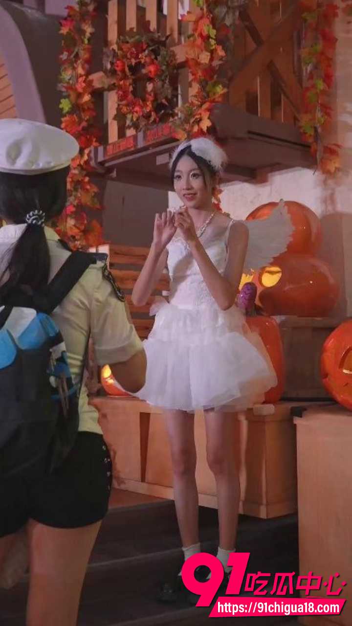 街拍抄底天使裙极品美女2