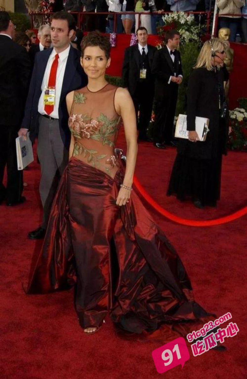 美国女演员 哈利贝瑞 床戏合集 007等经典裸露戏份 这就是黑妞的魅力