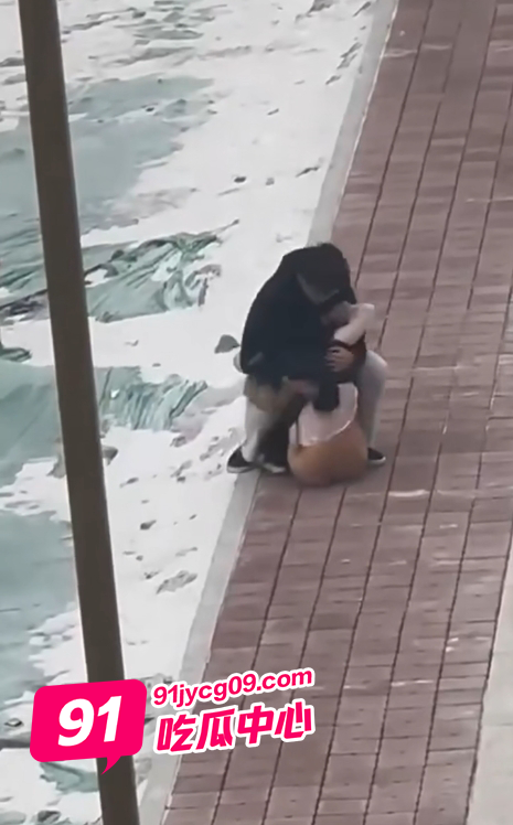 情侣街头吵架 女子居然脱光躺下给所有人看！ 配图2
