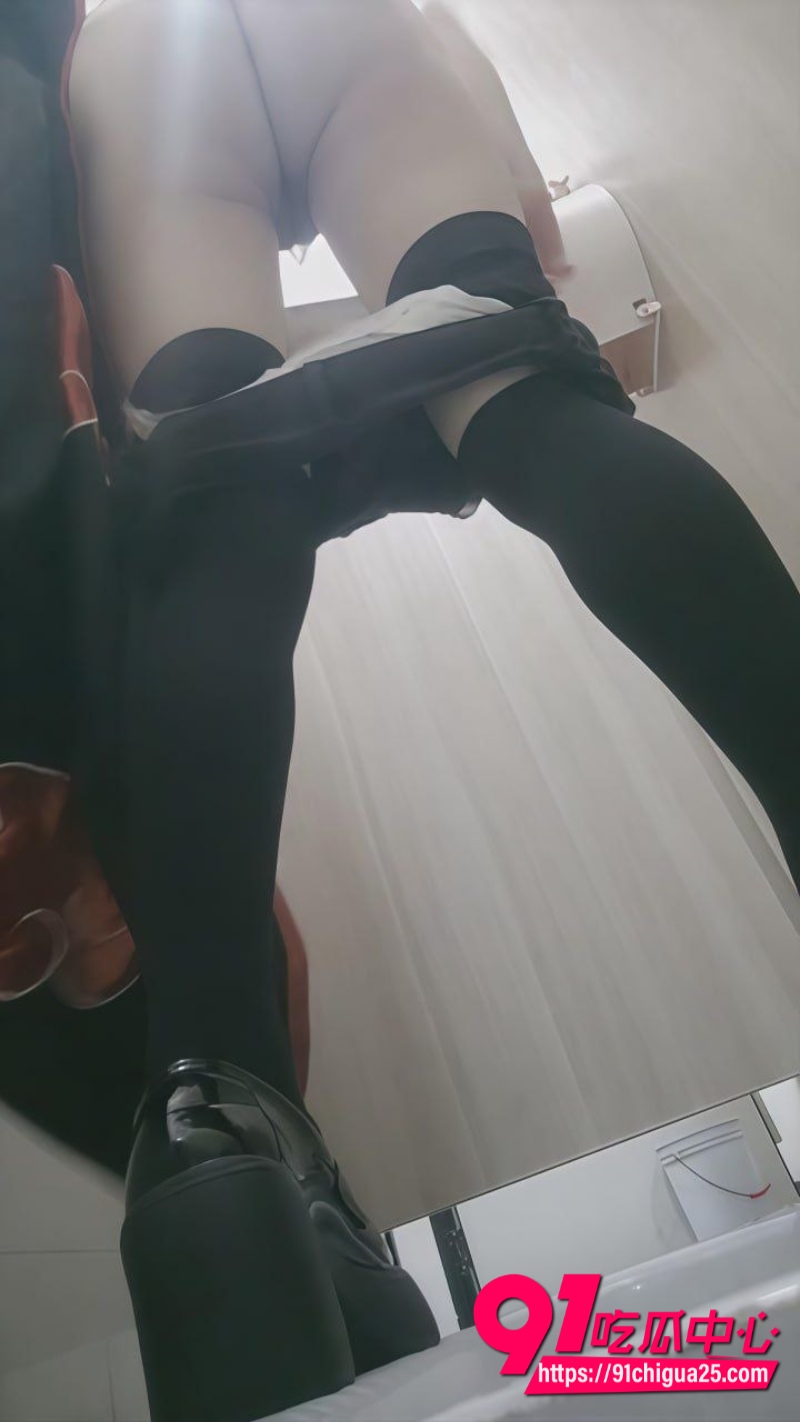 跑到女厕所偷怕火影忍者女cos12