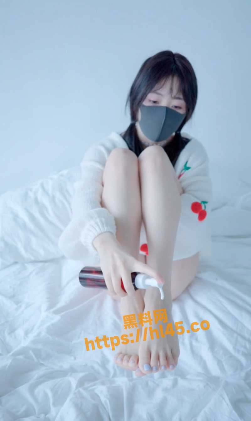 玩偶姐姐 HongKongDoll 再现献佳作 白皙肉体穿上丝袜进行足交献逼后入！