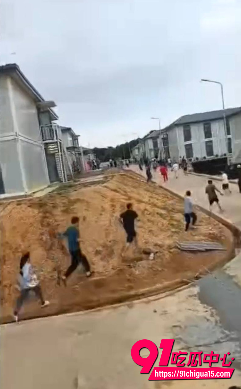 海外工地冲突工人逃离现场3 海外工地冲突工人逃离现场3