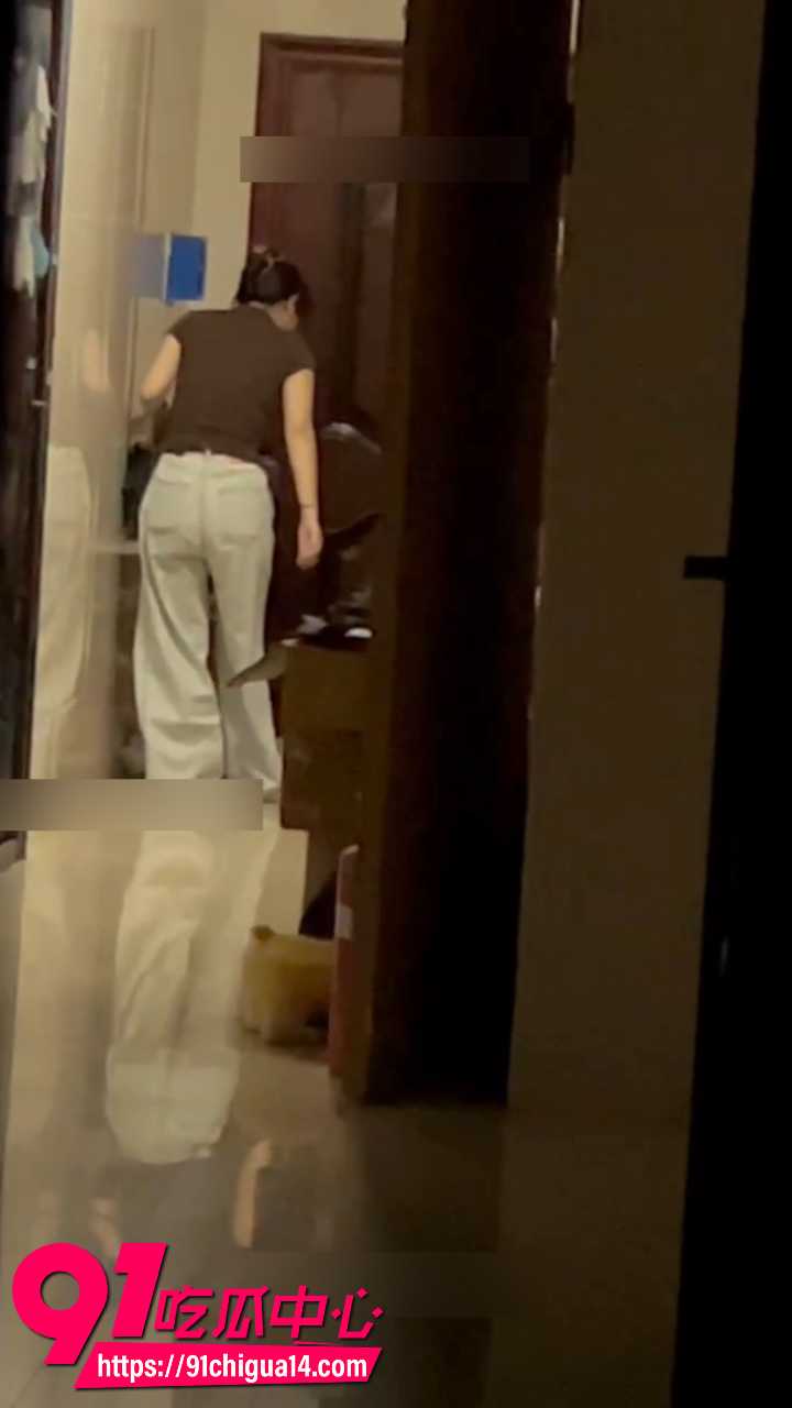 蹲守女主下班回家脱下博肯鞋蓝色棉袜1