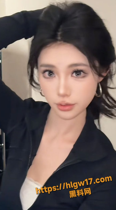 00后黄黑皮女神杨璐伊SM捆绑实录！黑色小白袜口球堵嘴，镜子前被男友爆操到失禁