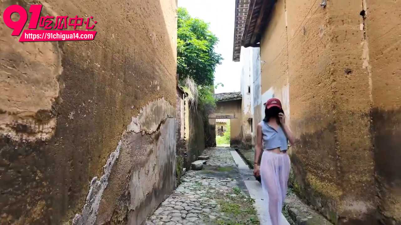 农村露出透明纱裙真空巨乳翘臀挑逗大爷1 农村露出透明纱裙真空巨乳翘臀挑逗大爷1