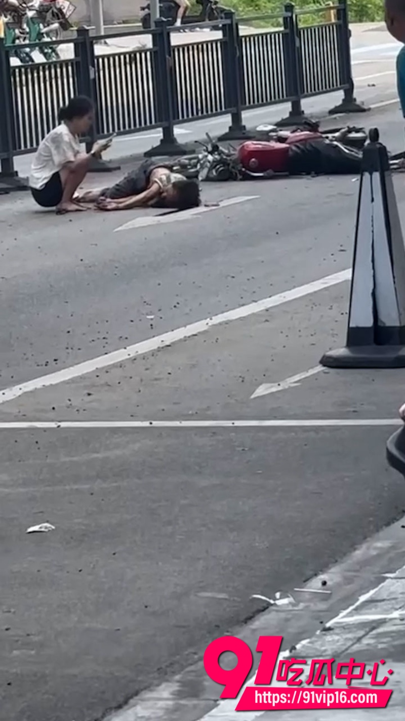 广东佛山渣土车转弯将摩托车卷到车轮下拖行十几米摩托车驾驶员当场身亡3