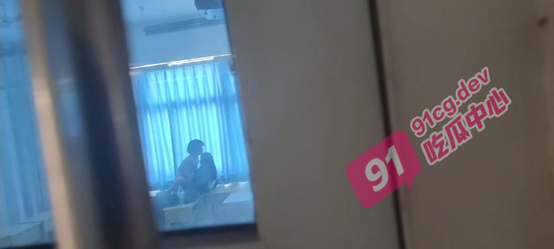 【校园激情】水利水电职业技术学院 学生情侣在机电四楼教室打扑克！被学长偷拍后上传！