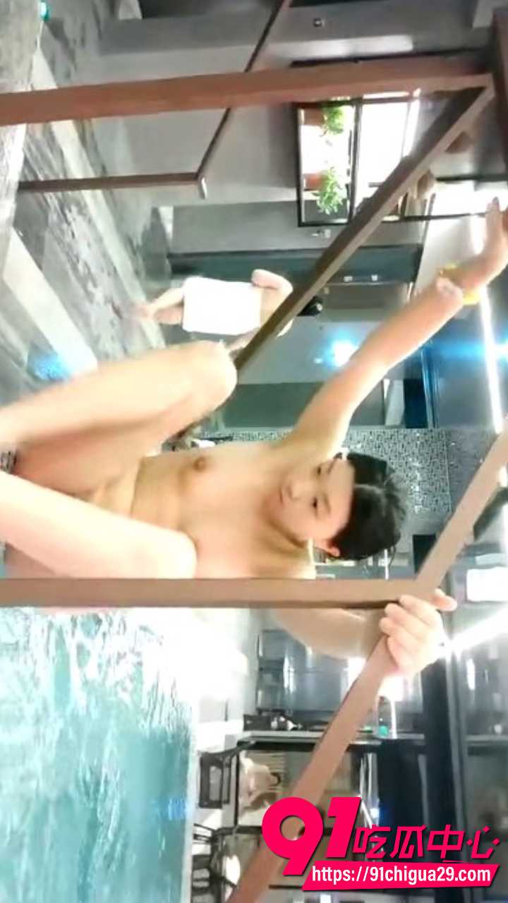 会所偷拍雪白少妇温泉池边全裸嬉水8