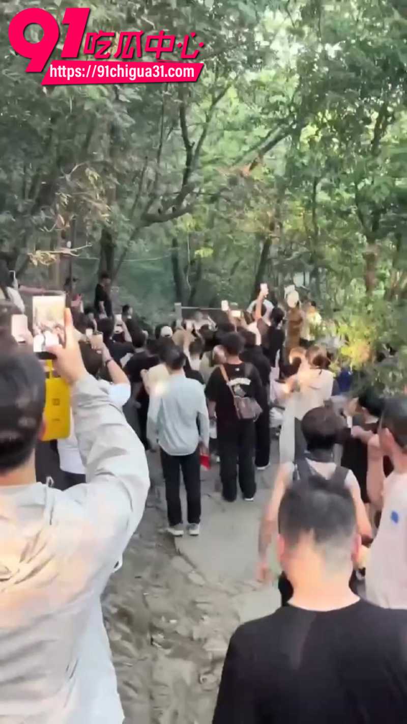 杭州北高峰抓奸大瓜 小伙勾引女友闺蜜爬山偷情 被正牌女友现场抓奸暴打