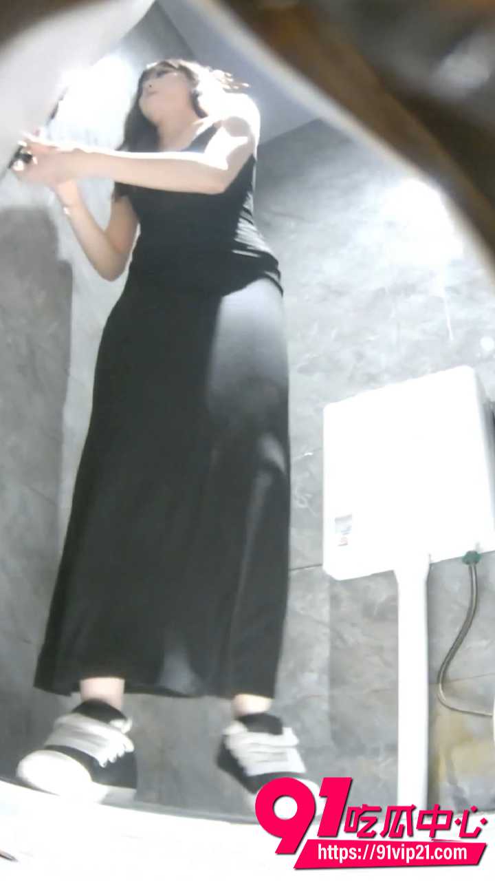 酒吧女厕偷拍美女喷尿2