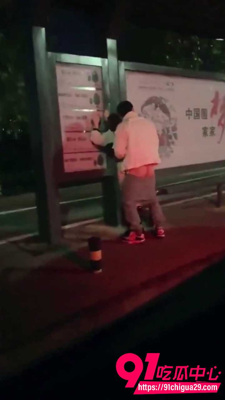 公交站高颜值女神公共场合被男人后入猛干 裙子掀起骚穴直接被鸡巴捅到底