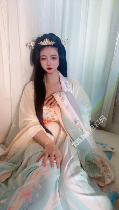 【网友自拍】汉服嫩妹没人陪只能自己解决生理问题 配图