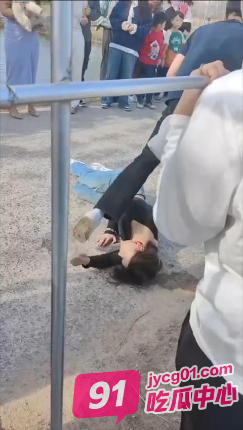 山东菏泽公园马匹受惊撞伤多人！还踹进ICU一个！ 配图3