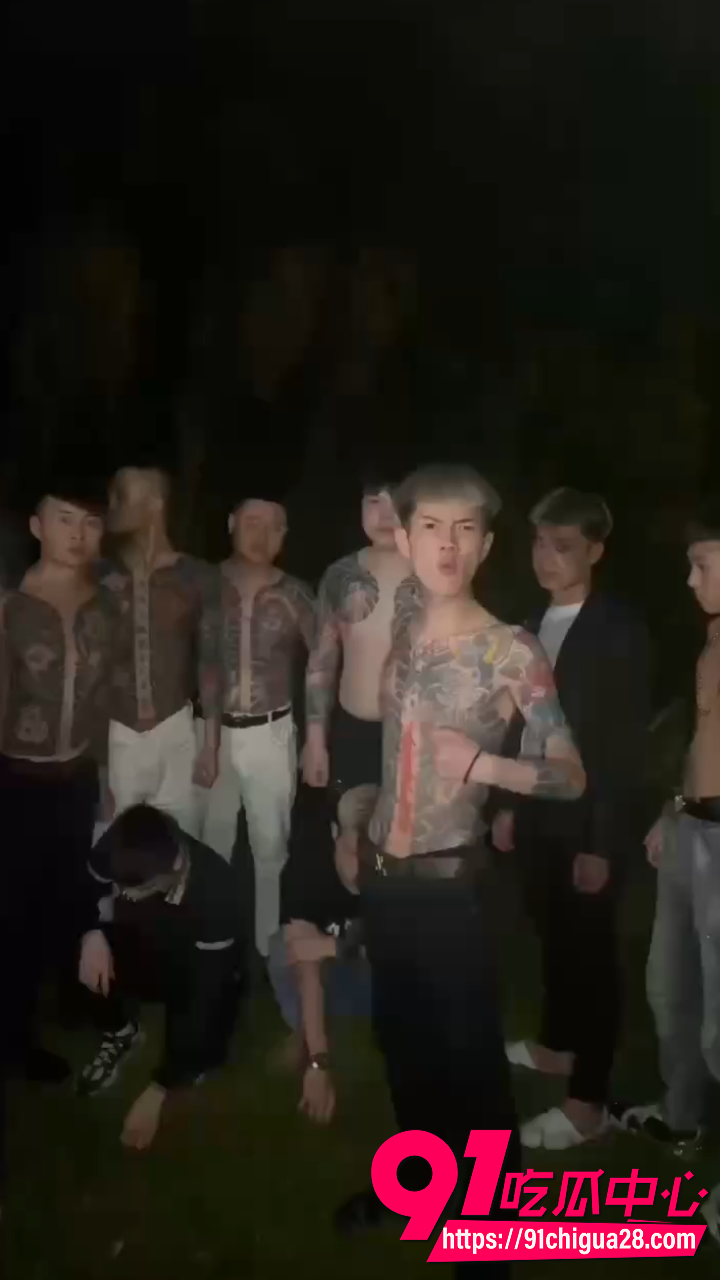 纹身精神小伙深夜草地被多人围殴 赤膊挨拳倒地满身泥巴爬行不起狼狈至极