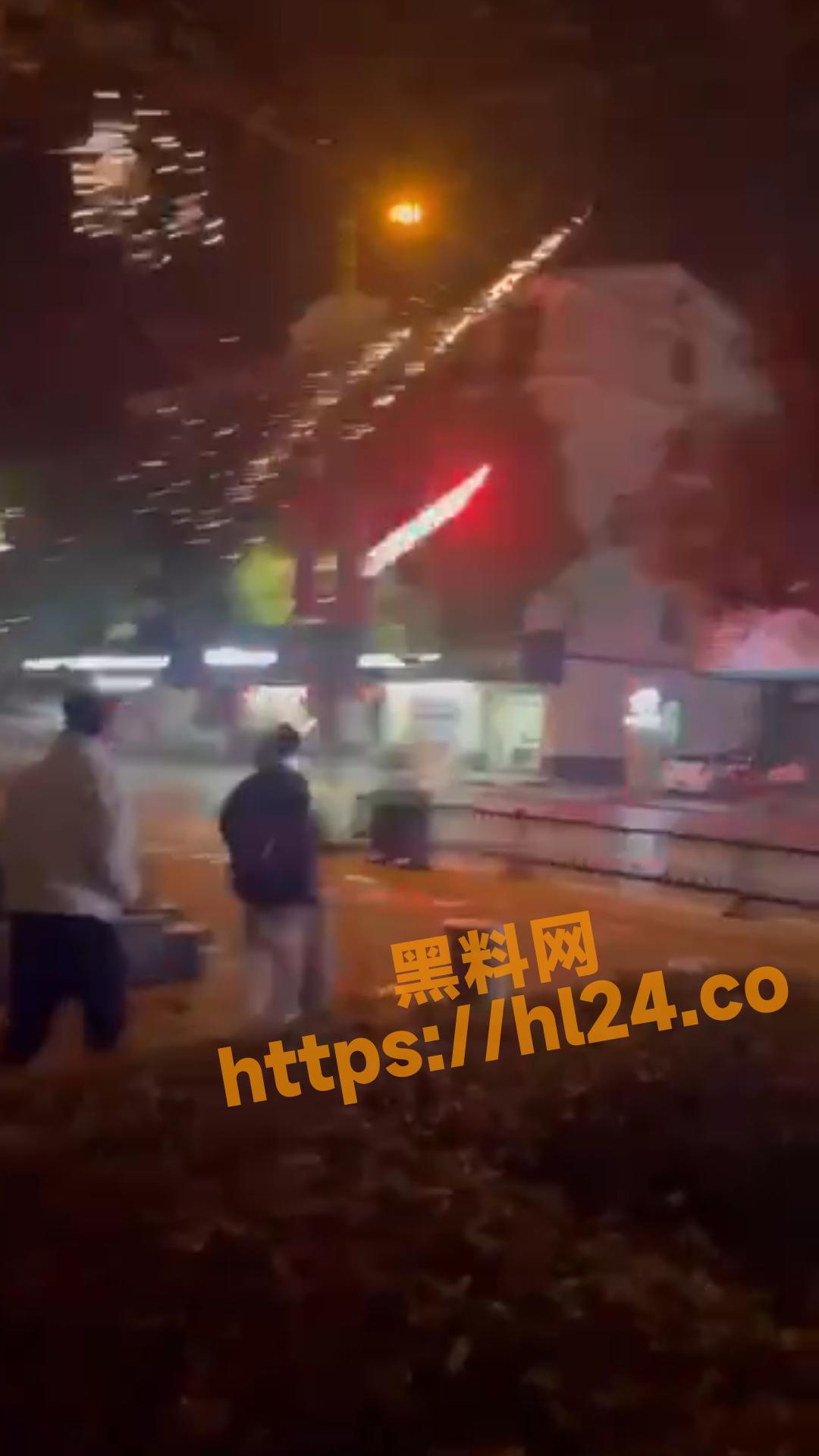 江西九江市电动车高速行驶并沿路放烟花，警车身后狂追 路人直呼牛逼