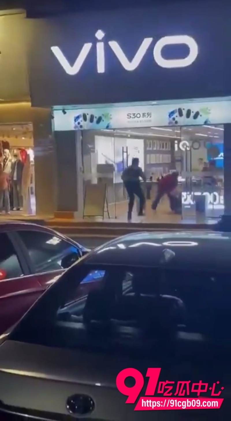 珠海街头菜刀男 手持菜刀疯狂乱砍冲进VIVO店5