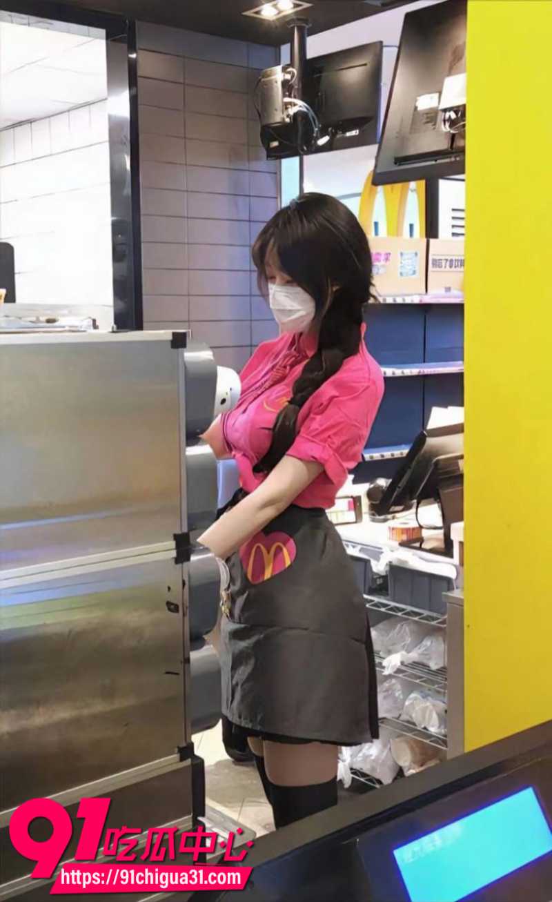 广州白云富二代小伙在麦当劳猎艳兼职学生妹2 广州白云富二代小伙在麦当劳猎艳兼职学生妹2