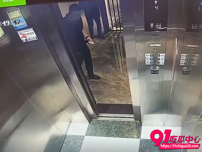 活久见 监控拍下电梯惊人一幕 鲜肉壮男深情激吻秃顶大爷!