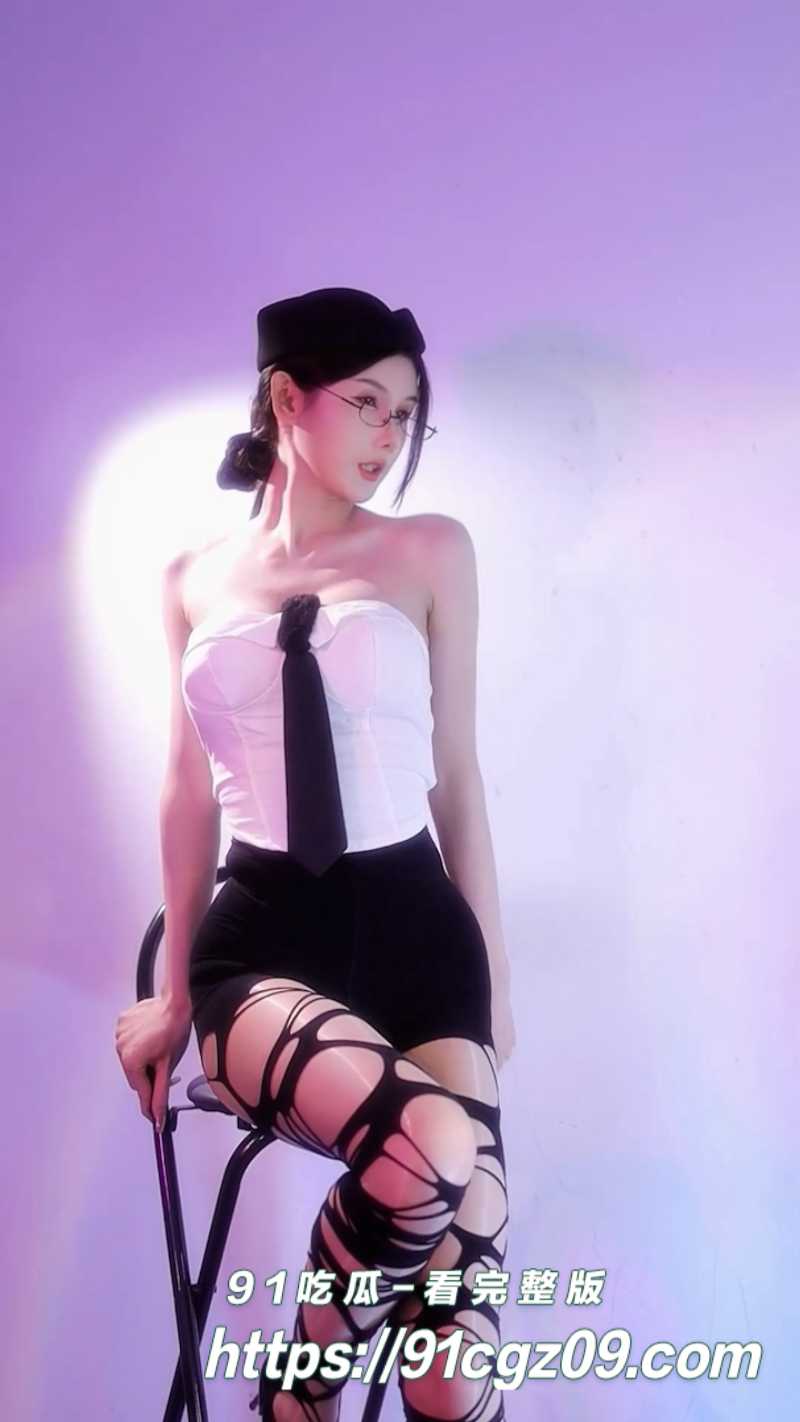 B站极品御姐 小鹿想你y 精选擦边合集 妹子身穿性感黑丝 镜头前搔首弄姿