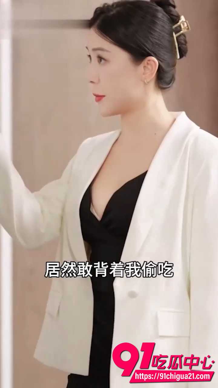 擦边短剧职场热恋曲 冷艳女秘书海边换黑丝泳装 老板瞬间兽性大发 当场抱起猛亲猛摸 尺度炸裂太猛了!